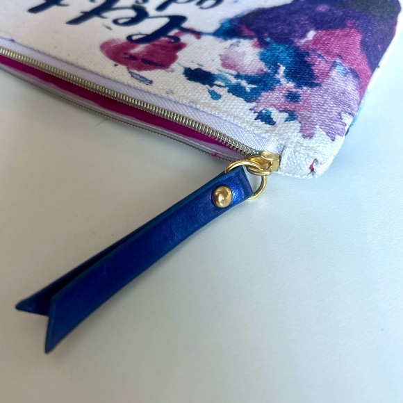 Makeup Bag 🩵 - Picture 2 of 7